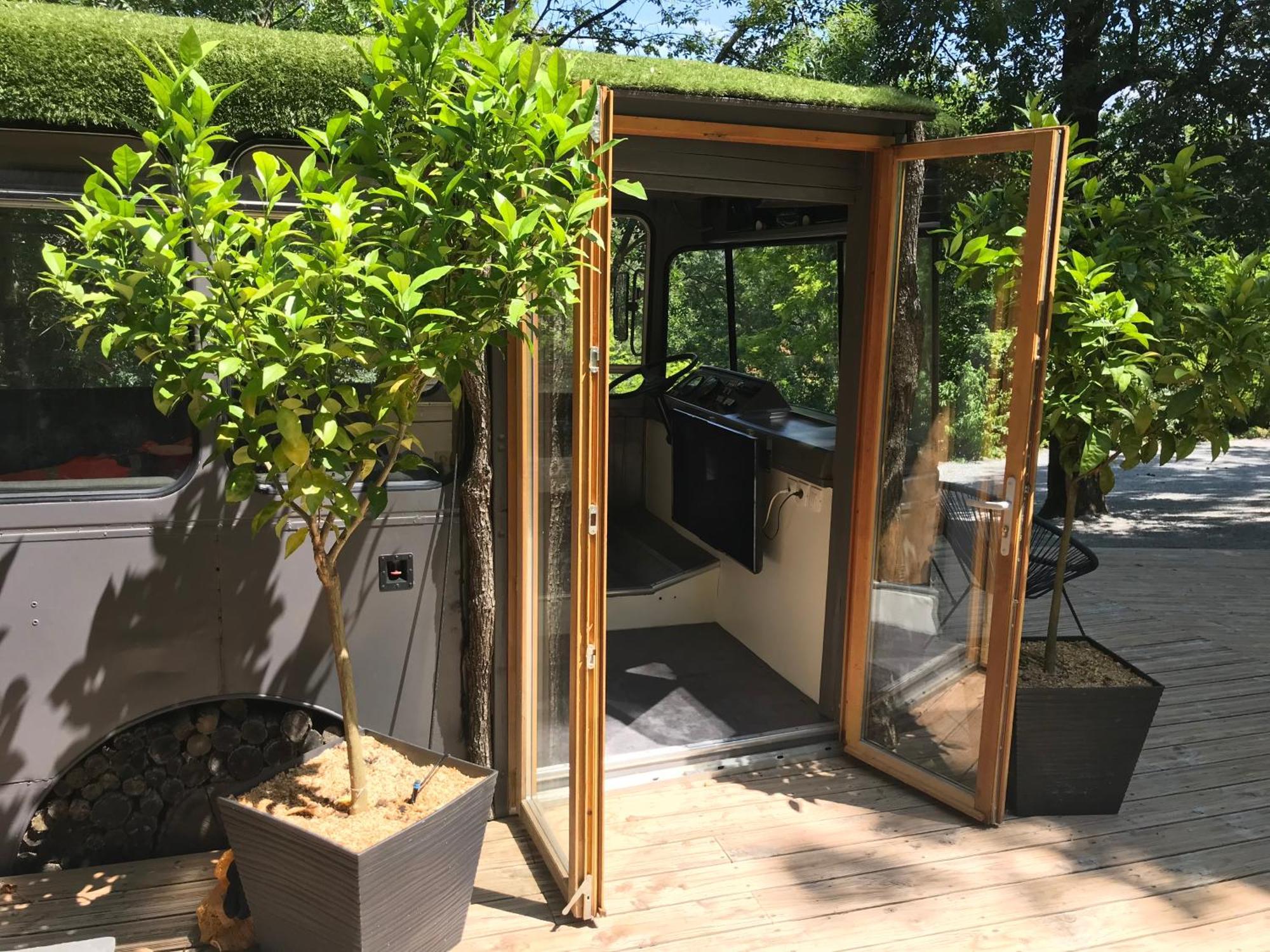 Bus Atypique Au Bord Du Canal Du Midi Et Au Coeur D'Une Foret 2 Chambres Villepinte  Exterior foto