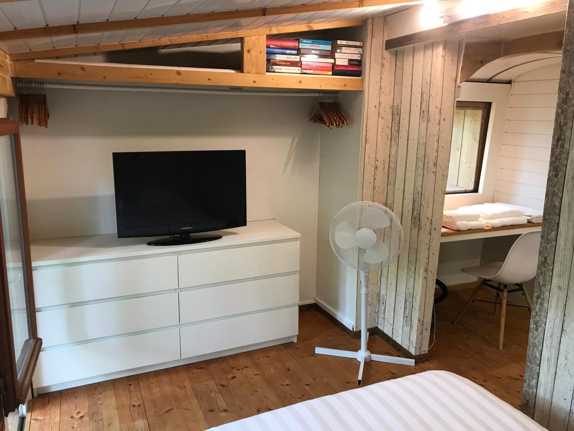 Bus Atypique Au Bord Du Canal Du Midi Et Au Coeur D'Une Foret 2 Chambres Villepinte  Exterior foto